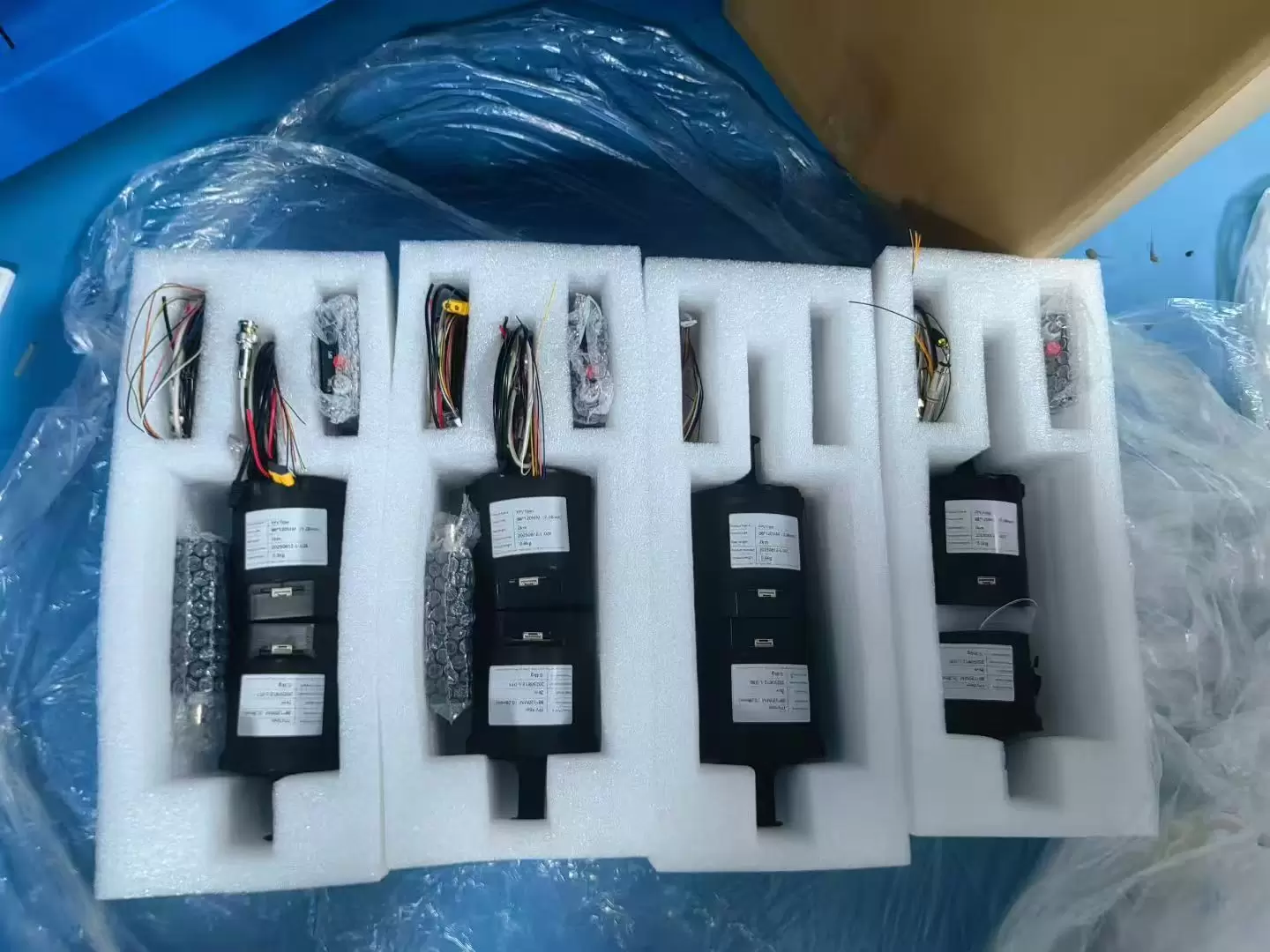 3km、5km、10km、15km、20km、30km、40kmの範囲に対応する光ファイバースプールを備えたドローン。