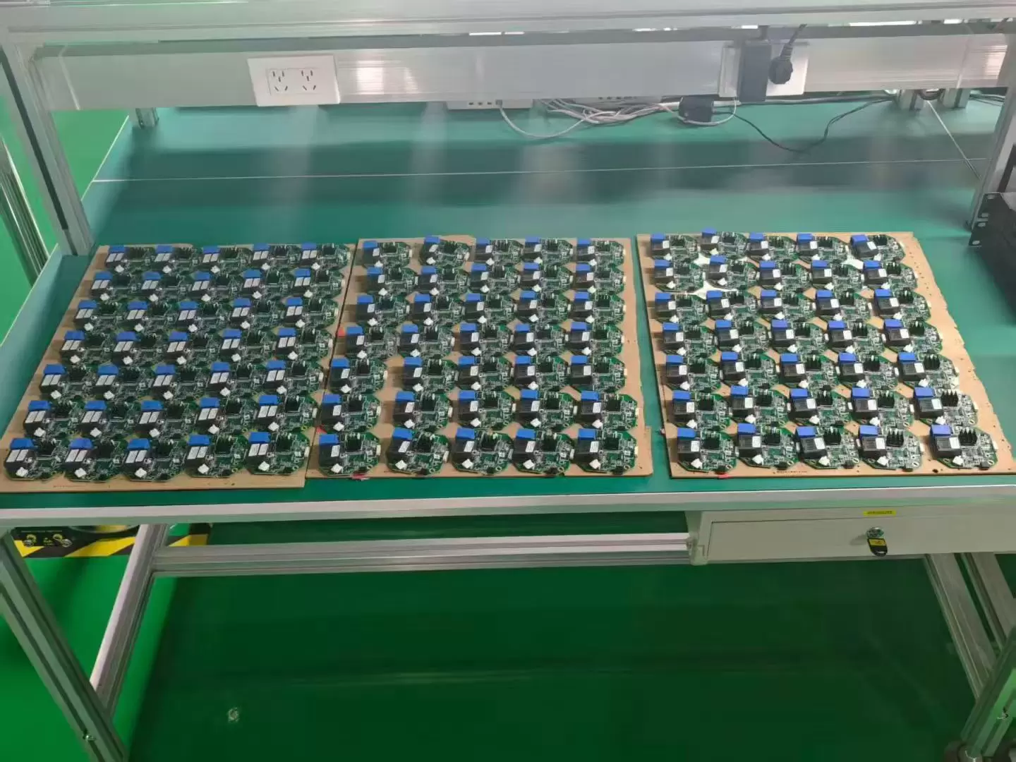 3km、5km、10km、15km、20km、30km、40kmの範囲に対応する光ファイバースプールを備えたドローン。